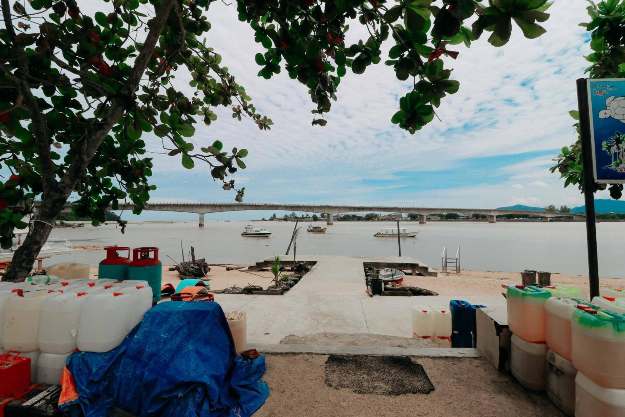 Riverbank Dungun Guesthouse & Cafe 외부 사진