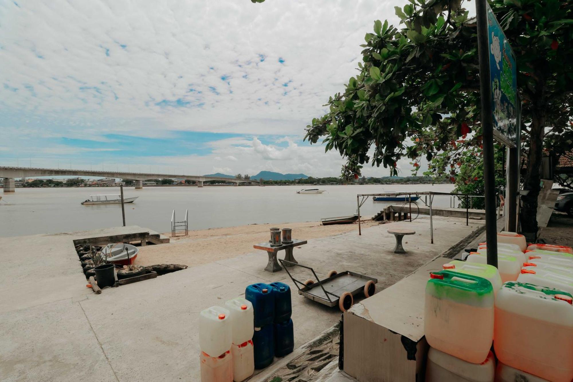 Riverbank Dungun Guesthouse & Cafe 외부 사진